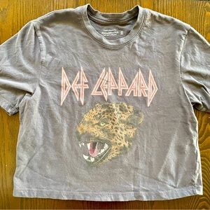 Abercrombie & Fitch cropped crew neck tee featuring Def Leppard graphic detail